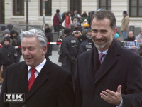 König Felipe von Spanien mit dem ehemaligen Regierenden Bürgermeister von Berlin, Klaus Wowereit, am Brandenburger Tor