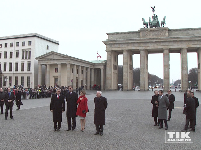 König Felipe, Königin Letizia und der ehemalige Regierende Bürgermeister von Berlin, Klaus Wowereit, am Brandenburger Tor