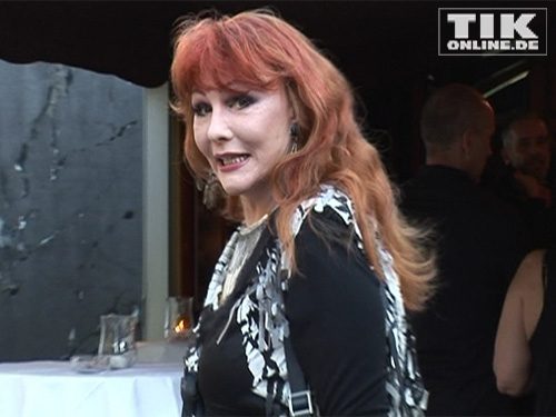 Romy Haag vor der Bar jeder Vernunft