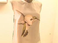 Von der Designerin Nina Athanasiou entworfene Mode mit dem Konterfei des international renommierten Albino-Models Shaun Ross