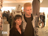 Das international renommierten Albino-Models Shaun Ross und die Designerin Nina Athanasiou