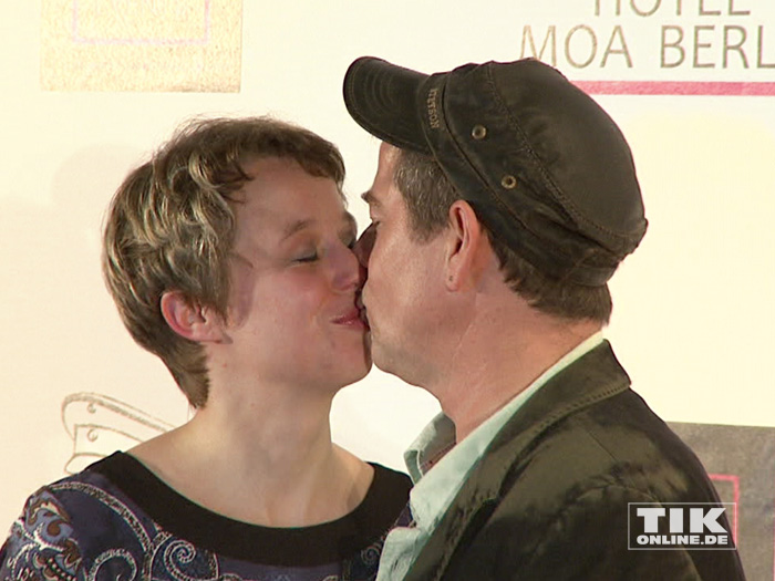 Michael Hirte gibt seiner Frau Jenny ein Küsschen