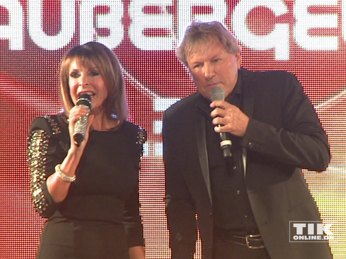 Bernhard Brink performt mit seiner Kollegin Ireen Sheer bei den Smago Awards in Berlin
