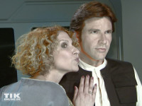 Heike Kloss gibt bei der "Star Wars"-Ausstellung bei Madame Tussauds in Berlin der Wachsfigur von Han Solo ein Küsschen