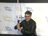 Rolf "Rolfe" Scheider mit Lichtschwert bei der "Star Wars"-Ausstellung bei Madame Tussauds in Berlin