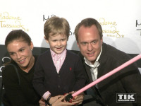 Alexander Posth mit Frau Angelina und seinem Sohn bei der "Star Wars"-Ausstellung bei Madame Tussauds in Berlin