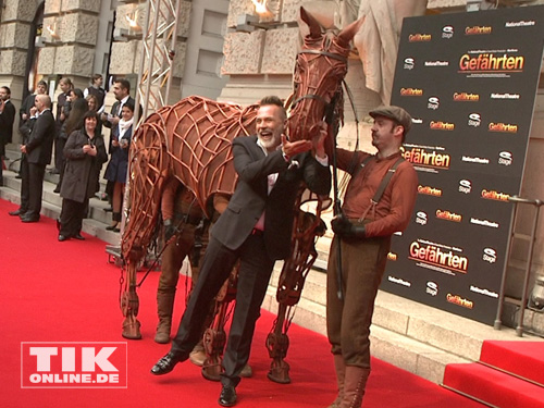 Frank Matthée mit dem "Gefährten"-Pferd auf dem Premieren-Teppich in Berlin