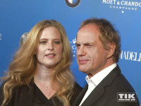 Diana Amft und Uwe Ochsenknecht posieren gemeinsam bei der ARD Blue Hour 2016