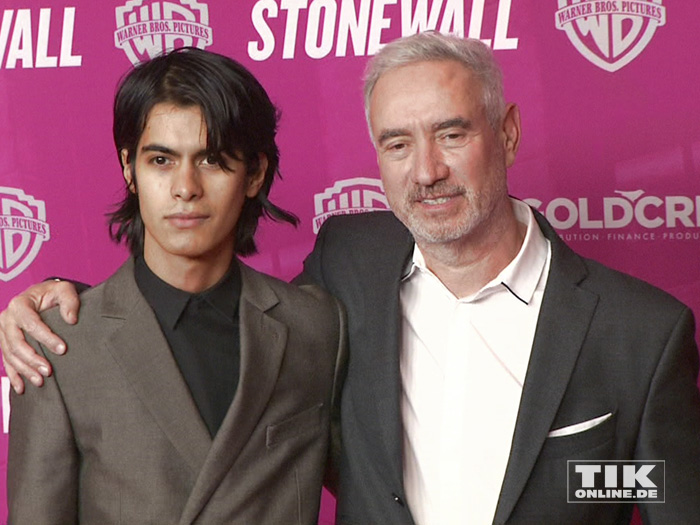 Regisseur Roland Emmerich posiert bei der Premiere seines Films "Stonewall" in Berlin mit seinem Freund Omar de Soto