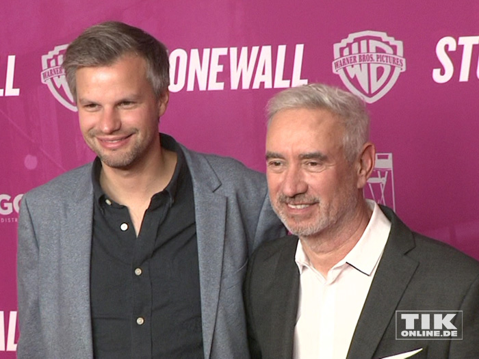 Regisseur Roland Emmerich und sein Kameramann Markus Förderer bei der Premiere ihres Films "Stonewall" in Berlin