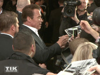Arnold Schwarzenegger, schreibt bei der Premiere von "Terminator Genisys" in Berlin jede Menge Autogramme