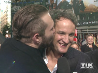 Jai Courtney drückt Jason Clarke bei der Premiere von "Terminator Genisys" in Berlin einen fetten Kuss auf