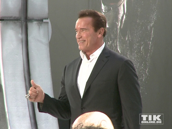 Daumen hoch: Arnold Schwarzenegger bei der Premiere von "Terminator Genisys" in Berlin