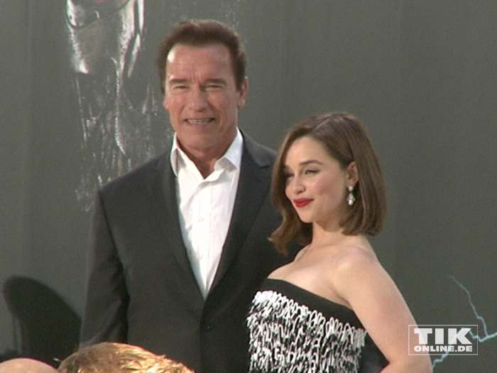 Arnold Schwarzenegger und seine Filmpartnerin Emilia Clarke bei der Premiere von "Terminator Genisys" in Berlin