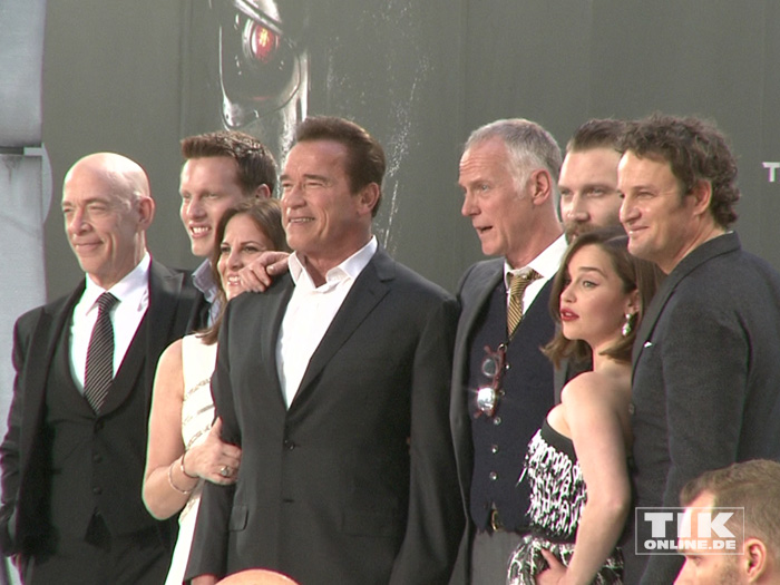 Arnold Schwarzenegger und die komplette Crew bei der Premiere von "Terminator Genisys" in Berlin