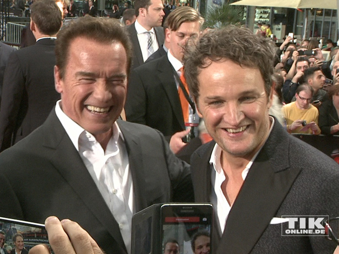 Arnold Schwarzenegger und Jason Clarke bei der Premiere von "Terminator Genisys" in Berlin