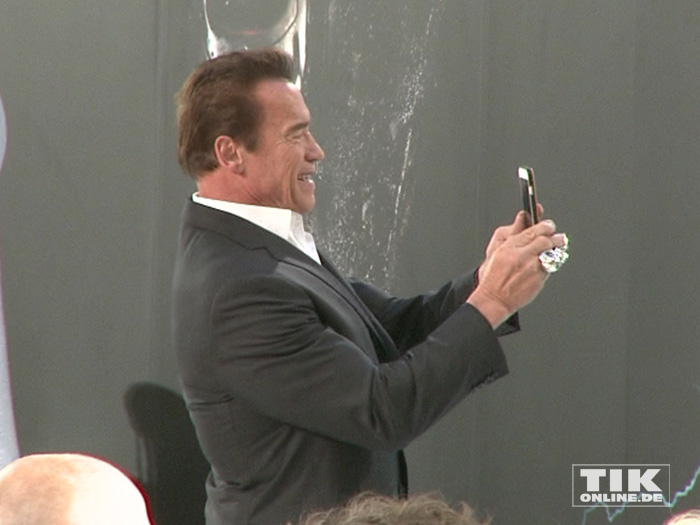 Arnold Schwarzenegger macht bei der Premiere von "Terminator Genisys" in Berlin fleißig Selfies
