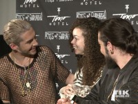 Bill und Tom Kaulitz im Gespräch mit einem Fan