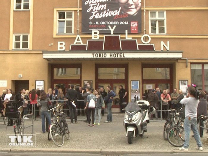 Vor dem Kino Babylon in Berlin warteten schon frühzeitig zahlreiche Fans auf Tokio Hotel