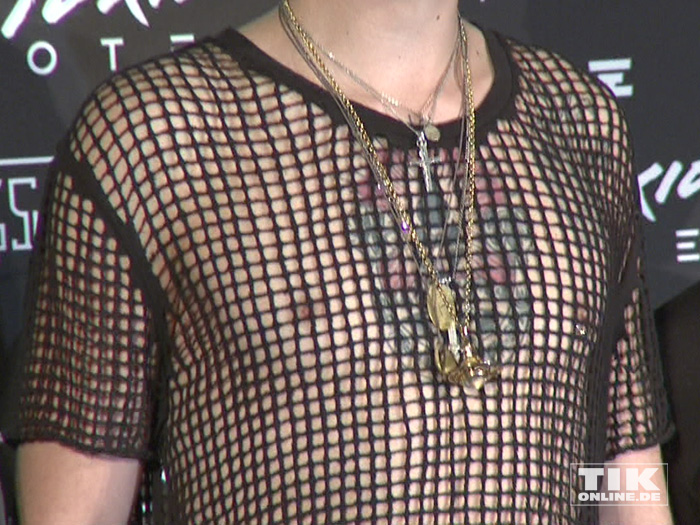 Das Netzhemd von Bill Kaulitz gab den Blick auf seine tätowierte Brust frei