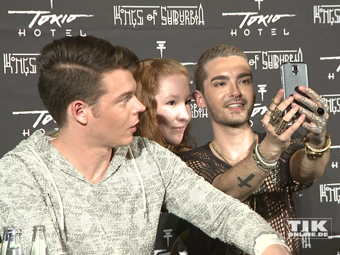 Bill Kaulitz und Georg Listing machen Selfies mit Fans