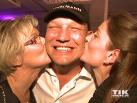 Axel Schulz bekommt ein Doppel-Küsschen bei der TULIP Parkinson Gala 2015 in Berlin