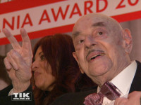 Film-Mogul Artur "Atze" Brauner und seine Tochter Alice Brauner wurden mit dem Askania Award für das Lebenswerk ausgezeichnet, was der 97-Jährige mit dem Victory-Zeichen feierte
