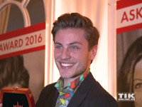 Schauspieler Jannik Schümann freut sich über seinen Askania Award 2016