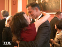 Iris Berben umarmt ihren Lebensgefährten Heiko Kiesow nach der Verleihung des Berliner Landesordens 2015