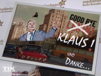 Abschiedsgeschenk für Klaus Wowereit auf der Weihnachtsfeier 2014 des Medienboard Berlin-Brandenburg