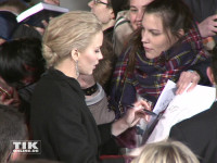 Jennifer Lawrence geht bei der "Die Tribute von Panem - Mockingjay 2"-Premiere in Berlin auf Tuchfühlung mit den Fans