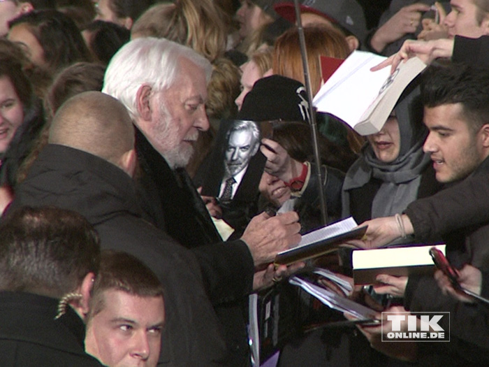 Donald Sutherland schreibt Autogramme bei der "Die Tribute von Panem - Mockingjay 2"-Premiere in Berlin
