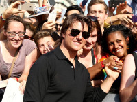 Tom Cruise macht Fan-Selfies bei der Welt-Premiere von "Mission: Impossible - Rogue Nation" in Wien