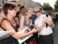 Simon Pegg macht Fan-Selfies bei der Welt-Premiere von "Mission: Impossible - Rogue Nation" in Wien