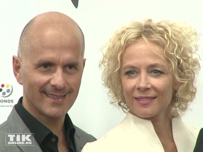 Christoph Maria Herbst und Katja Riemann posieren auf der Premiere von "Er ist wieder da" in Berlin