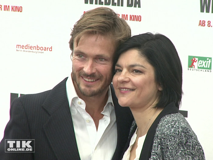 Jasmin Tabatabai und ihr Freund Andreas Pietschmann kuscheln auf dem roten Teppich der Premiere von "Er ist wieder da" in Berlin