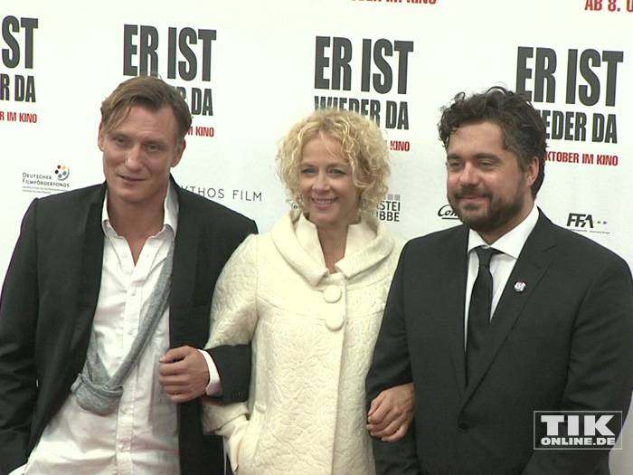 Oliver Masucci, Katja Riemann und David Wnendt posieren auf der Premiere von "Er ist wieder da" in Berlin