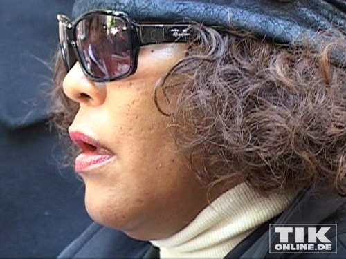 Aufgedunsenes Gesicht Sonnenbrille Whitney Houston War Vom Drogenmissbrauch Gekennzeichnet Tikonline De